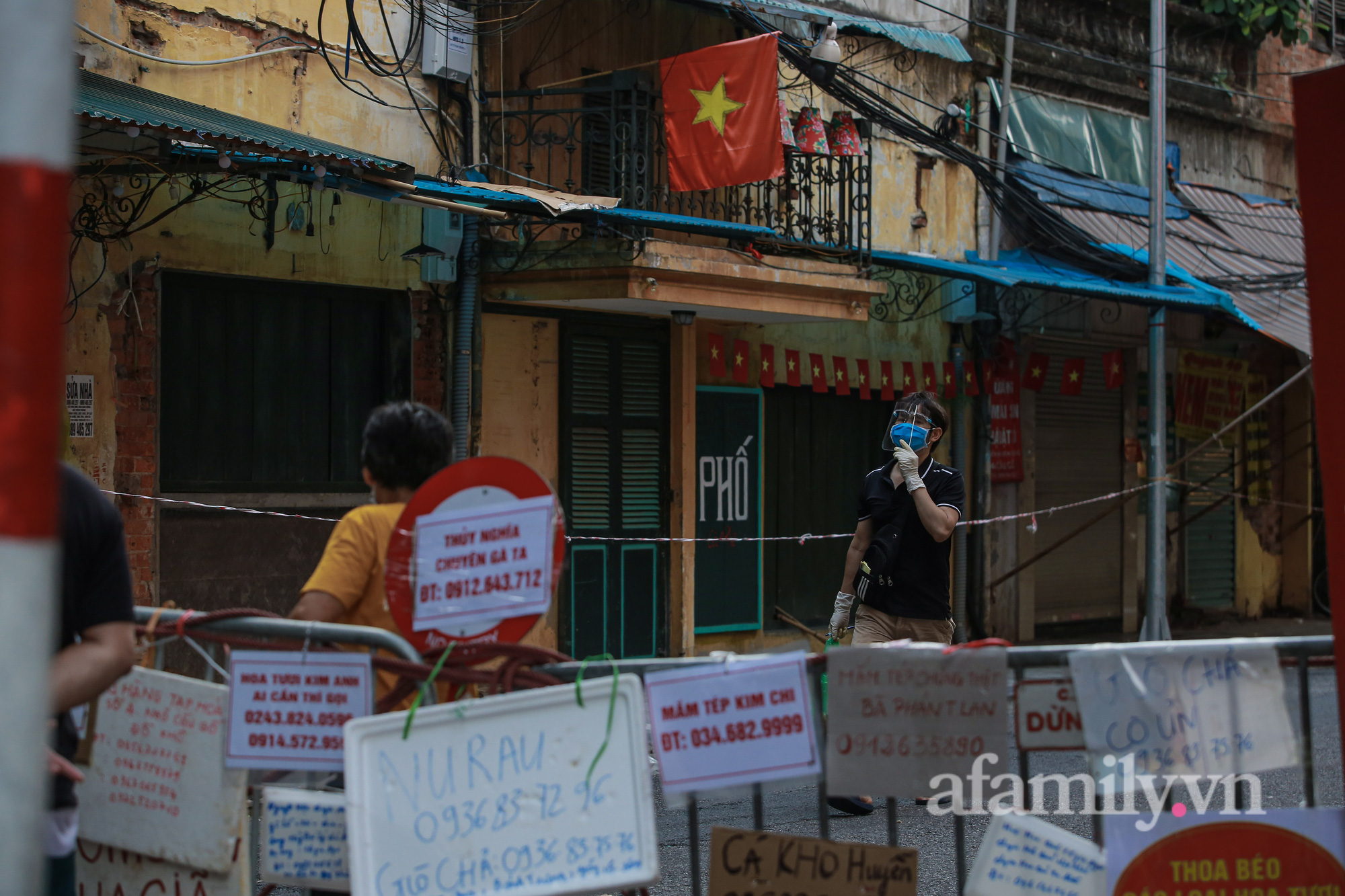 Hà Nội: &quot;Chợ nhà giàu&quot; biển quảng cáo treo kín hàng rào chắn, ai mua gì &quot;a lô có ngay&quot; không cần vào chợ - Ảnh 12.