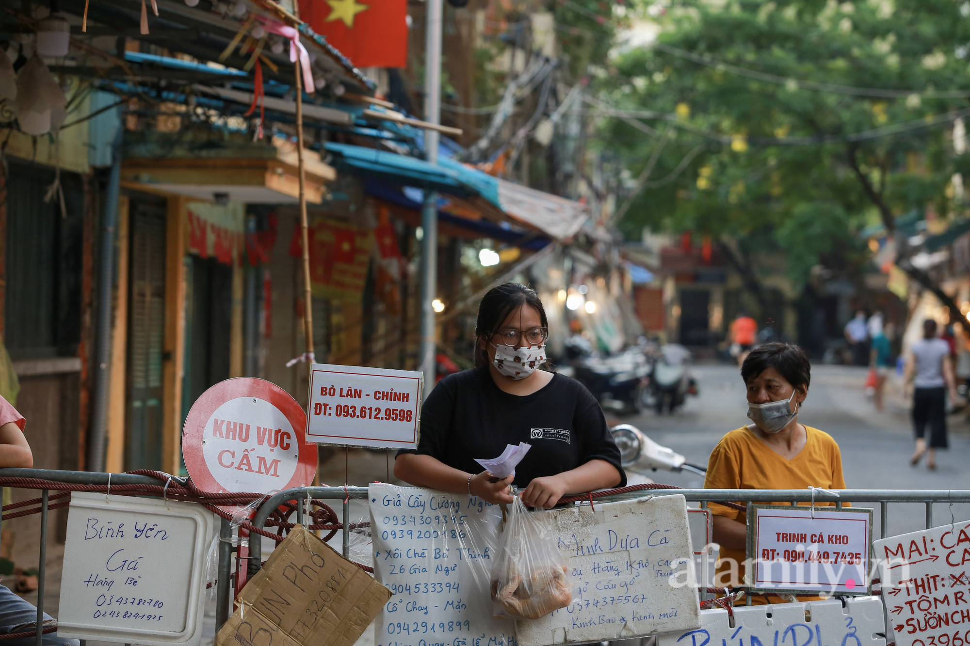 Hà Nội: &quot;Chợ nhà giàu&quot; biển quảng cáo treo kín hàng rào chắn, ai mua gì &quot;a lô có ngay&quot; không cần vào chợ - Ảnh 13.