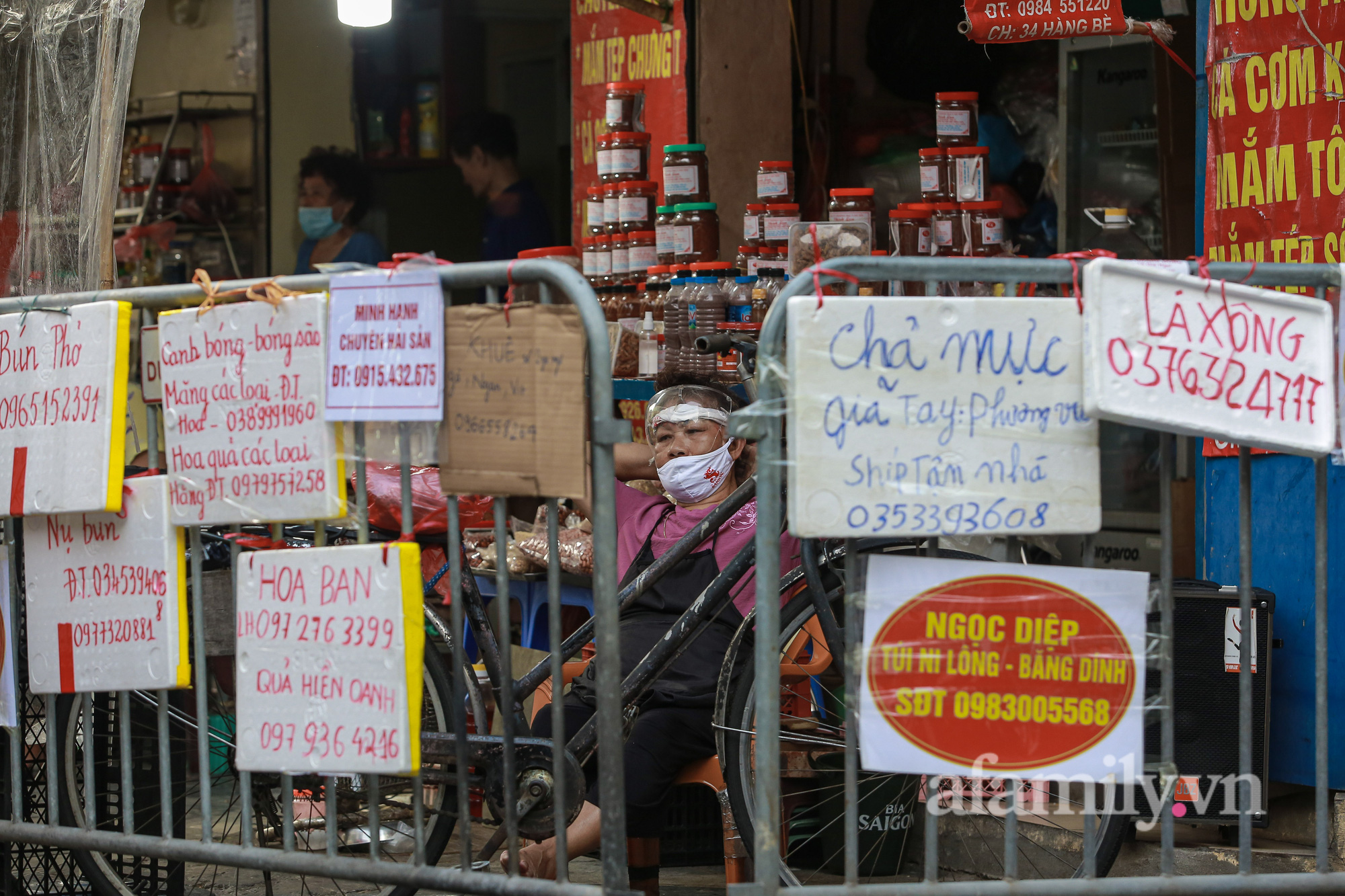 Hà Nội: &quot;Chợ nhà giàu&quot; biển quảng cáo treo kín hàng rào chắn, ai mua gì &quot;a lô có ngay&quot; không cần vào chợ - Ảnh 15.