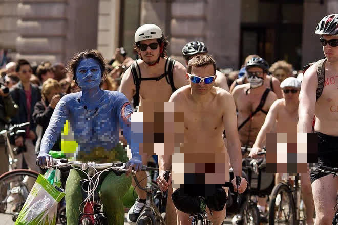 Anh: Hàng trăm người khỏa thân tồng ngồng đạp xe ngoài đường để tôn vinh vẻ đẹp cơ thể - Ảnh 1.