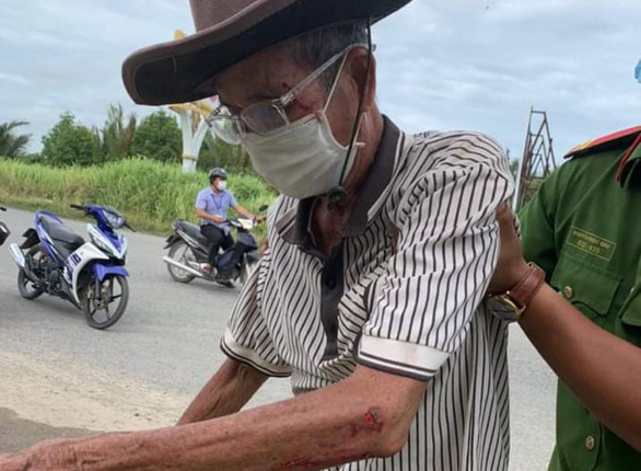 Cụ ông 84 tuổi đạp xe từ Campuchia sang Việt Nam vì 'không biết dịch bệnh gì hết' - Ảnh 1.