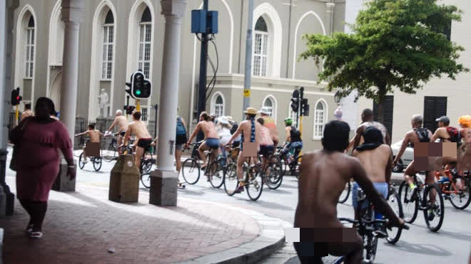 Anh: Hàng trăm người khỏa thân tồng ngồng đạp xe ngoài đường để tôn vinh vẻ đẹp cơ thể - Ảnh 3.