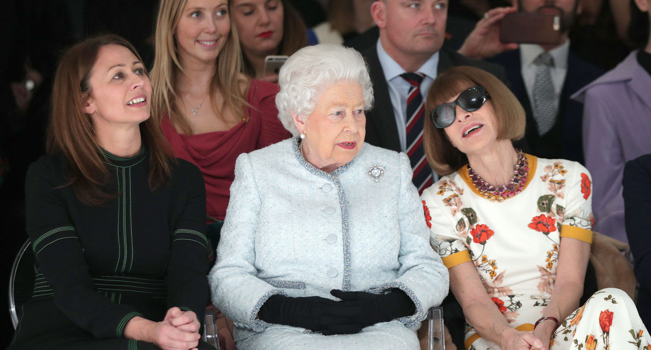Vì sao bà đầm thép Anna Wintour luôn đeo kính râm mọi lúc, kể cả khi gặp Nữ hoàng Anh để rồi bị chỉ trích? - Ảnh 2.