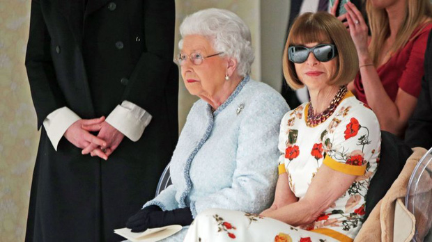 Vì sao &quot;bà đầm thép&quot; Anna Wintour luôn đeo kính râm mọi lúc, kể cả khi gặp Nữ hoàng Anh để rồi bị chỉ trích? - Ảnh 1.