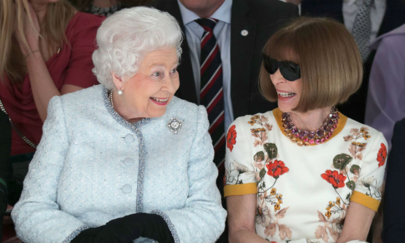 Vì sao bà đầm thép Anna Wintour luôn đeo kính râm mọi lúc, kể cả khi gặp Nữ hoàng Anh để rồi bị chỉ trích? - Ảnh 3.