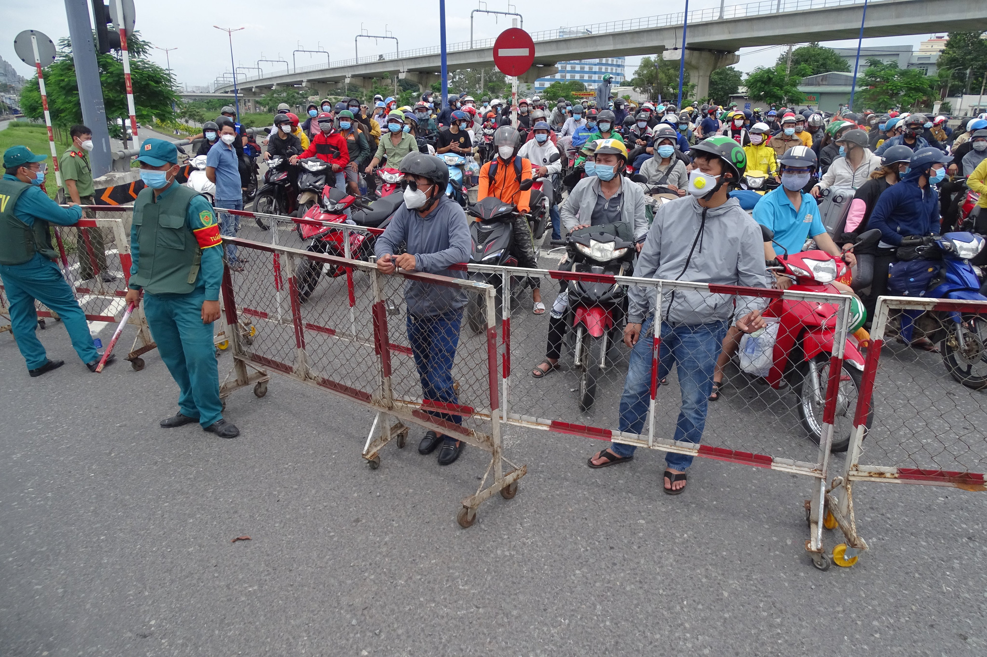 Hàng ngàn người về quê phải quay đầu xe tại cửa ngõ TP HCM - Ảnh 1.