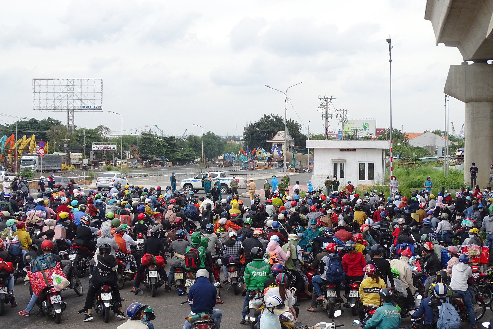 Hàng ngàn người về quê phải quay đầu xe tại cửa ngõ TP HCM - Ảnh 2.