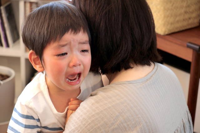 Chuyên gia giáo dục TQ khuyên: Trẻ khóc khi gặp vấn đề, bố mẹ nên nói 4 từ này càng sớm càng tốt - Ảnh 1.