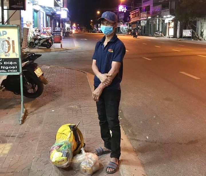 Cạn tiền vì mất việc làm, người đàn ông Nghệ An quyết định đi bộ 1.000 km về quê - Ảnh 1.