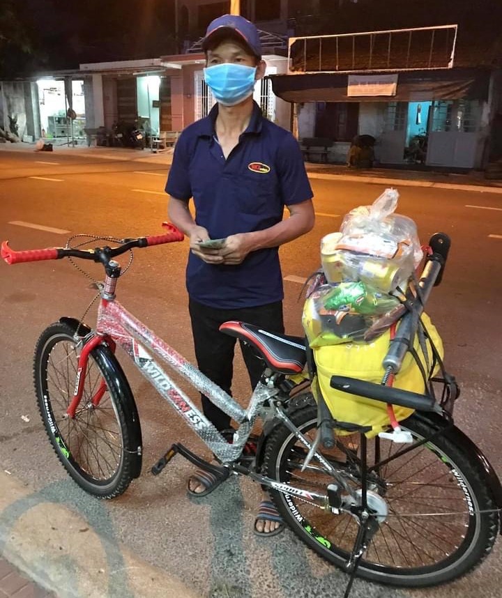 Cạn tiền vì mất việc làm, người đàn ông Nghệ An quyết định đi bộ 1.000 km về quê - Ảnh 2.