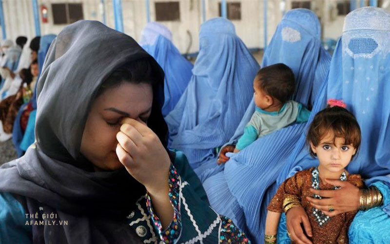 Tâm sự nghẹn đắng của phụ nữ Afghanistan lúc này: "Chính tay tôi phải đốt những thành quả mình cố công đạt được suốt 24 năm qua"