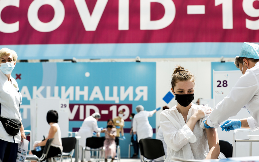 Nhiều công ty Nga ‘cứng rắn’ với nhân viên từ chối tiêm vắc-xin Covid-19 - Ảnh 1.