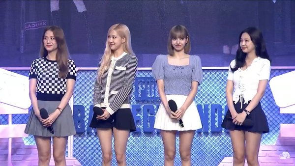 Mặc đồng phục nhưng Jennie vẫn bị cắt váy ngắn nhất nhóm: Là phân biệt đối  xử hay chiêu riêng của stylist? | Blackpink fashion, Kpop outfits, Teen  fashion