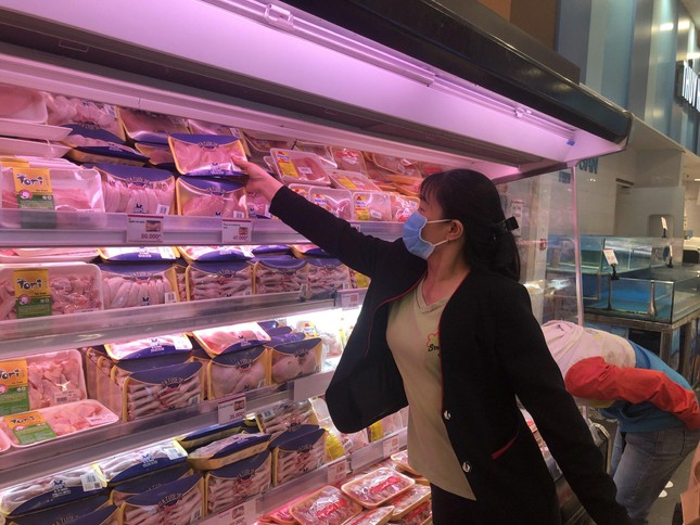 TPHCM: Giá thực phẩm 'hạ nhiệt', siêu thị giải cứu nông sản - Ảnh 3.