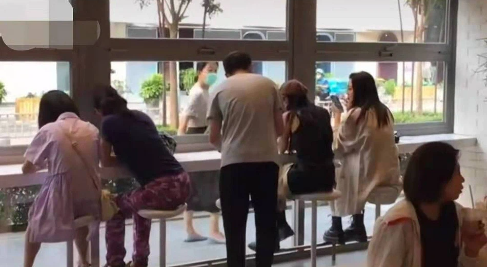 Dương Mịch bất ngờ được một chàng trai tỏ tình giữa quán, nhưng nguyên nhân đằng sau mới khiến netizen bật cười - Ảnh 3. Dương Mịch bất ngờ được một chàng trai tỏ tình giữa quán, nhưng nguyên nhân đằng sau mới khiến netizen bật cười - Ảnh 3.