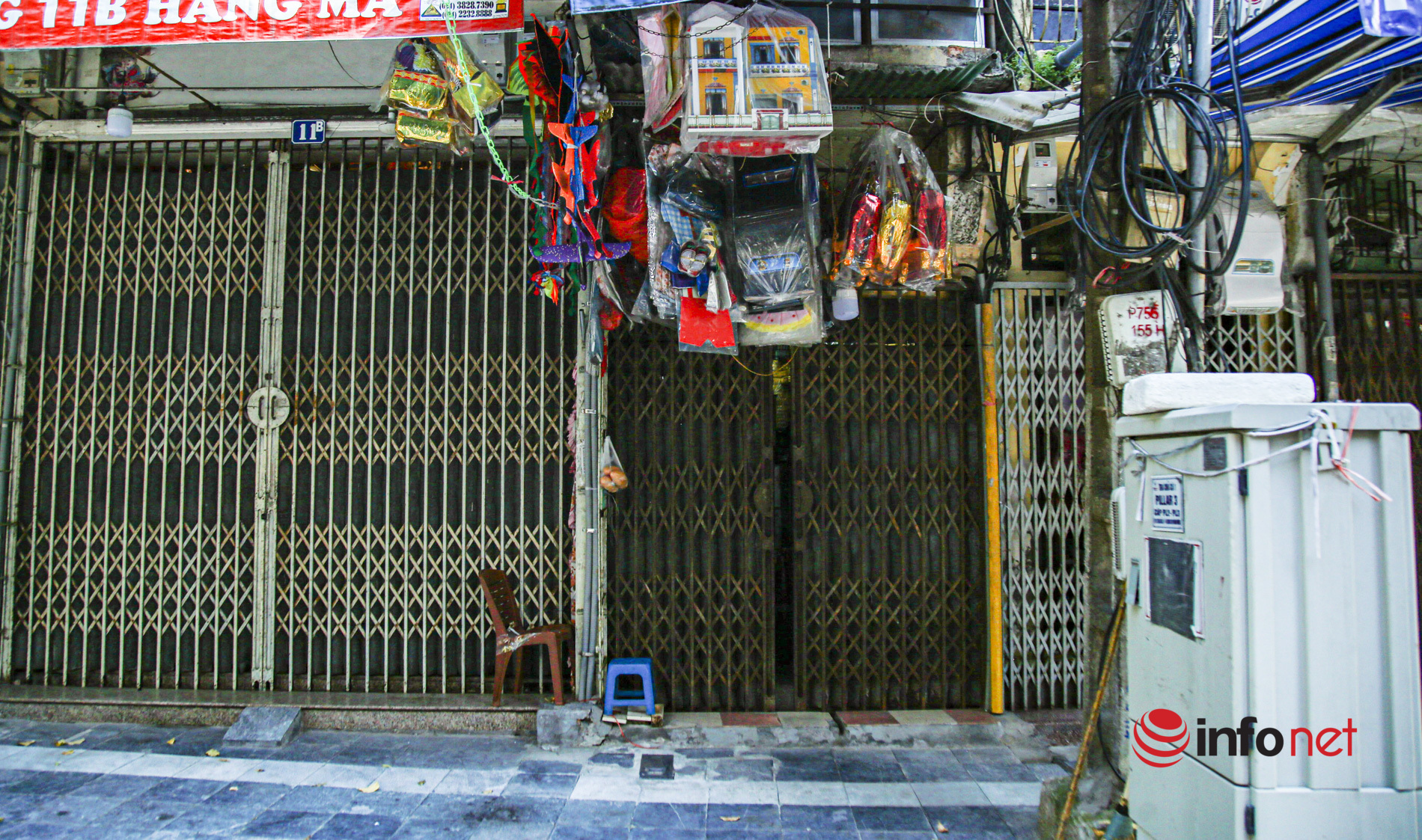 Phố Hàng Mã vắng lặng mùa Vu lan, một vài tiệm hé cửa bán - Ảnh 10.