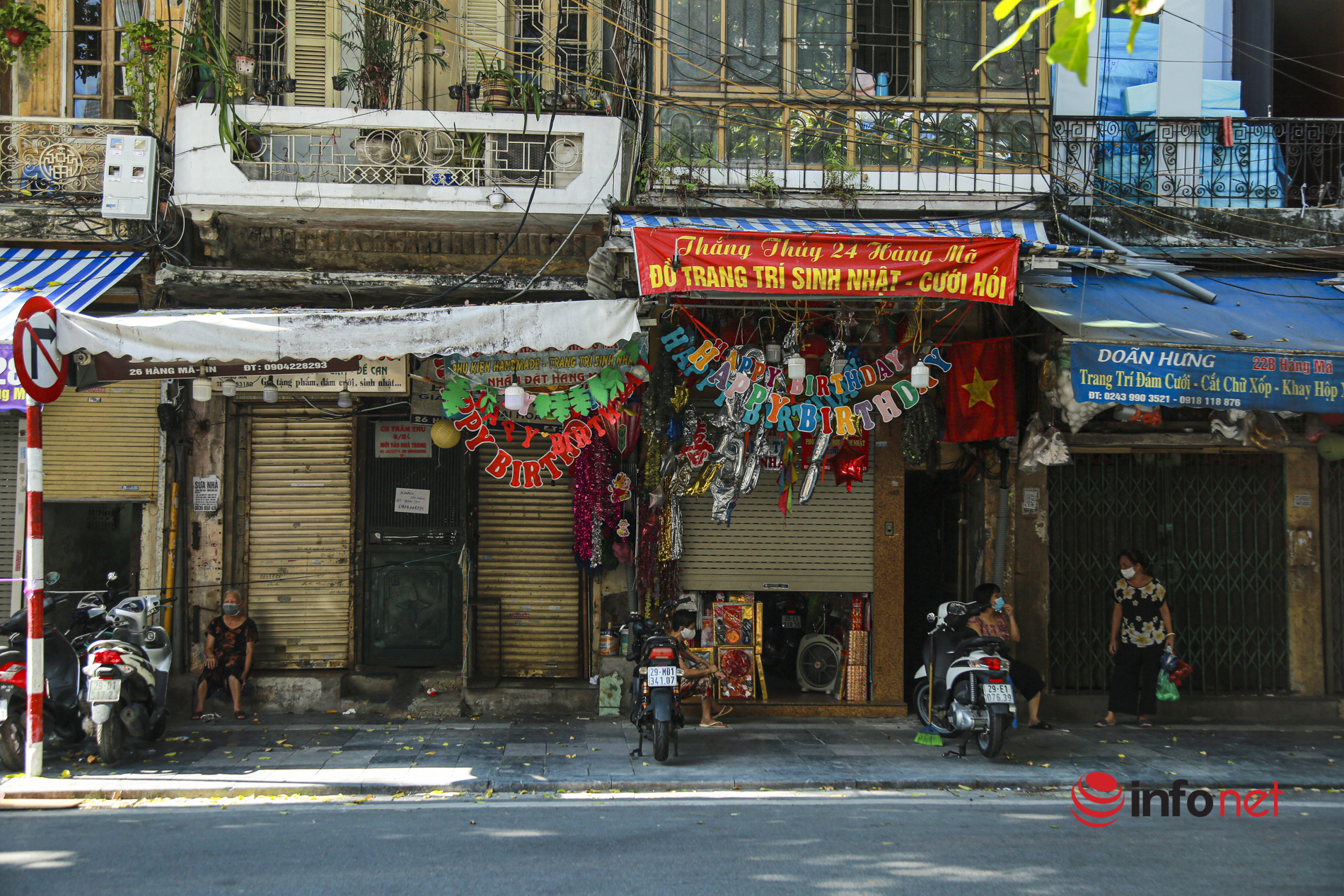 Phố Hàng Mã vắng lặng mùa Vu lan, một vài tiệm hé cửa bán - Ảnh 6.