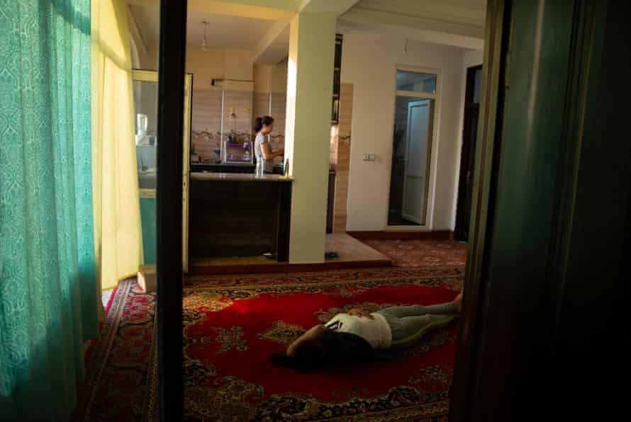 Chẳng có mặt trời rực rỡ nào cho phụ nữ Afghanistan: Nơi 1 cô gái chỉ rời khỏi nhà cha mẹ trong bộ cô dâu trắng, và chỉ trở về nhà trong tấm khăn tang trắng - Ảnh 3.