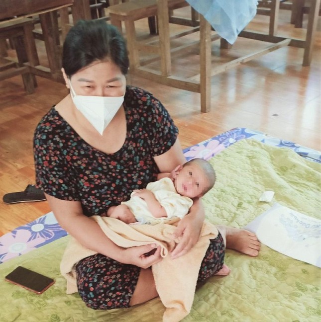 Mẹ mắc COVID-19, bố phải cách ly, bé sơ sinh lớn lên bằng bầu sữa xóm giềng - Ảnh 1. Mẹ mắc COVID-19, bố phải cách ly, bé sơ sinh lớn lên bằng bầu sữa xóm giềng - Ảnh 1.