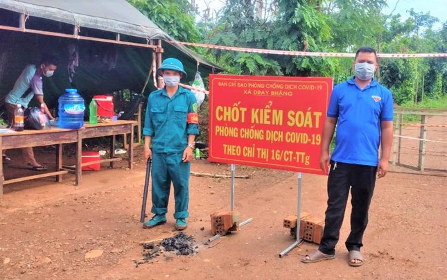 Mẹ mắc COVID-19, bố phải cách ly, bé sơ sinh lớn lên bằng bầu sữa xóm giềng - Ảnh 5. Mẹ mắc COVID-19, bố phải cách ly, bé sơ sinh lớn lên bằng bầu sữa xóm giềng - Ảnh 5.