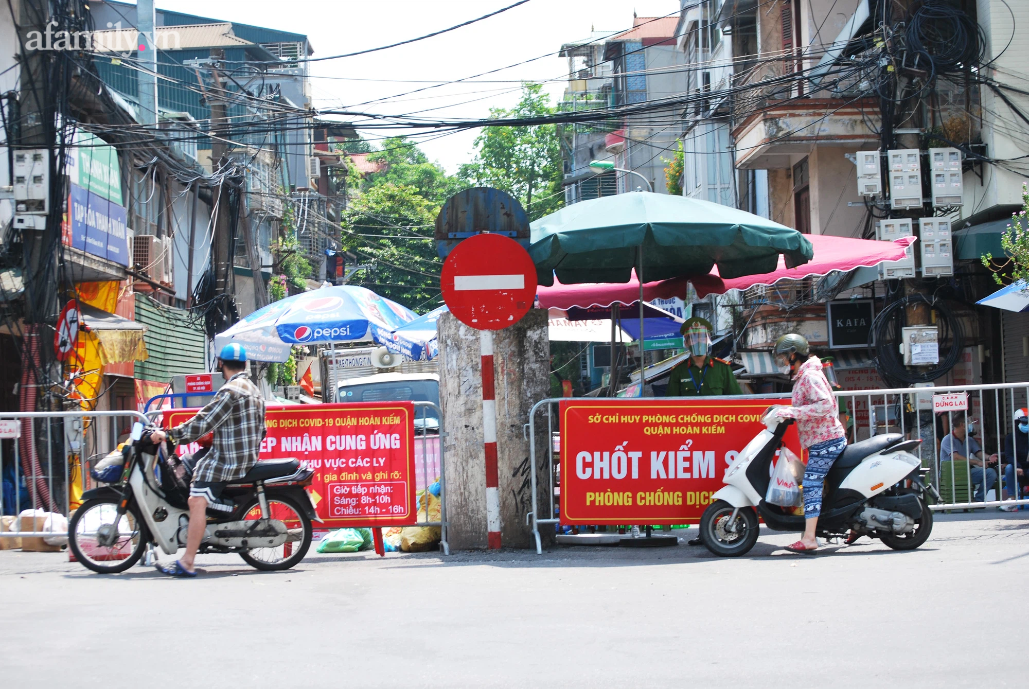 Chốt kiểm soát tại cửa khẩu vào phường Chương Dương