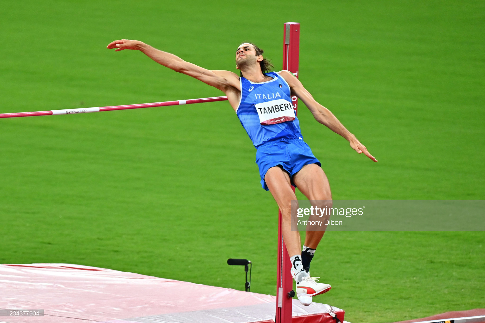 Lãng tử Italy vô địch nhảy 3 bước Olympic Tokyo cùng linh vật đặc biệt - biểu tượng của sự vươn lên từ tro tàn - Ảnh 1.