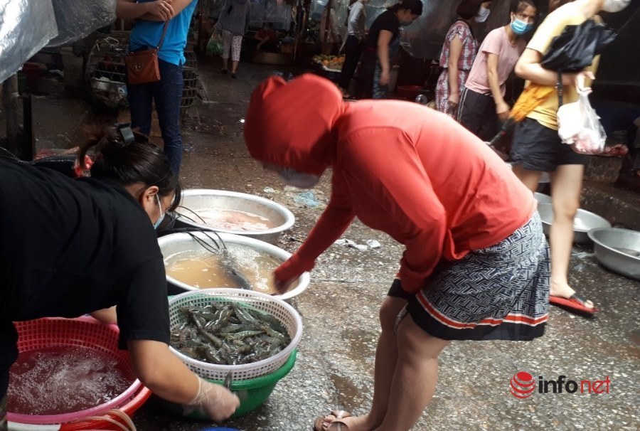 Hà Nội: Tôm, thịt lợn giá rẻ bất ngờ, rẻ hơn trước giãn cách, chợ đầy ắp tươi ngon - Ảnh 4.