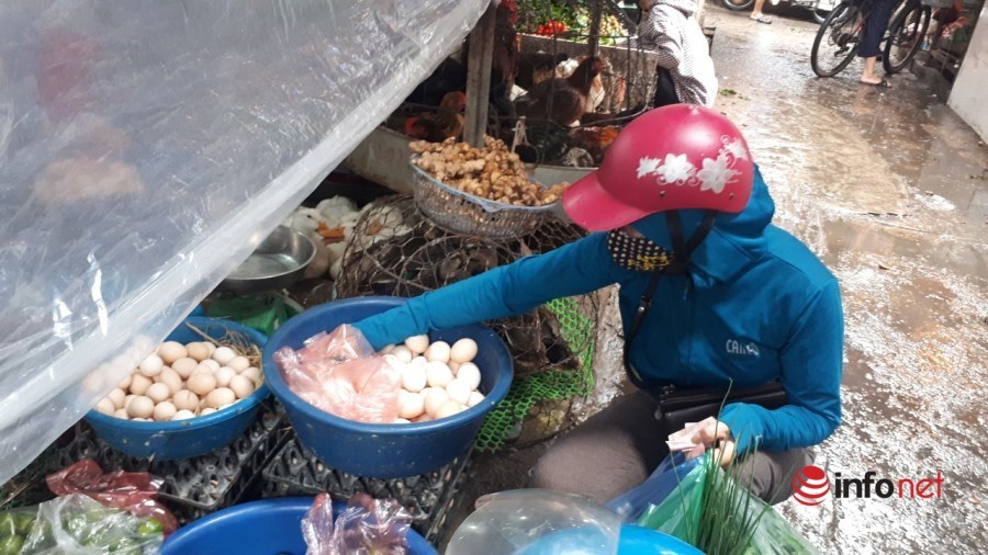 Hà Nội: Tôm, thịt lợn giá rẻ bất ngờ, rẻ hơn trước giãn cách, chợ đầy ắp tươi ngon - Ảnh 5.