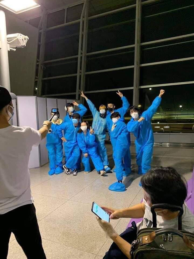 Running Man Vietnam: Lộ ảnh 8 thành viên đi Hàn quay show, có Lan Ngọc - Trường Giang - Ngô Kiến Huy nhưng thiếu Jack - Ảnh 1. Running Man Vietnam: Lộ ảnh 8 thành viên đi Hàn quay show, có Lan Ngọc - Trường Giang - Ngô Kiến Huy nhưng thiếu Jack - Ảnh 1.