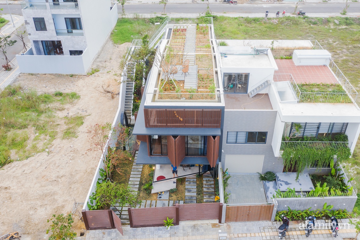 Nhà phố tạo ấn tượng mạnh với khu vườn &quot;khúc khuỷu&quot; trên sân thượng ở Đà Nẵng - Ảnh 1.