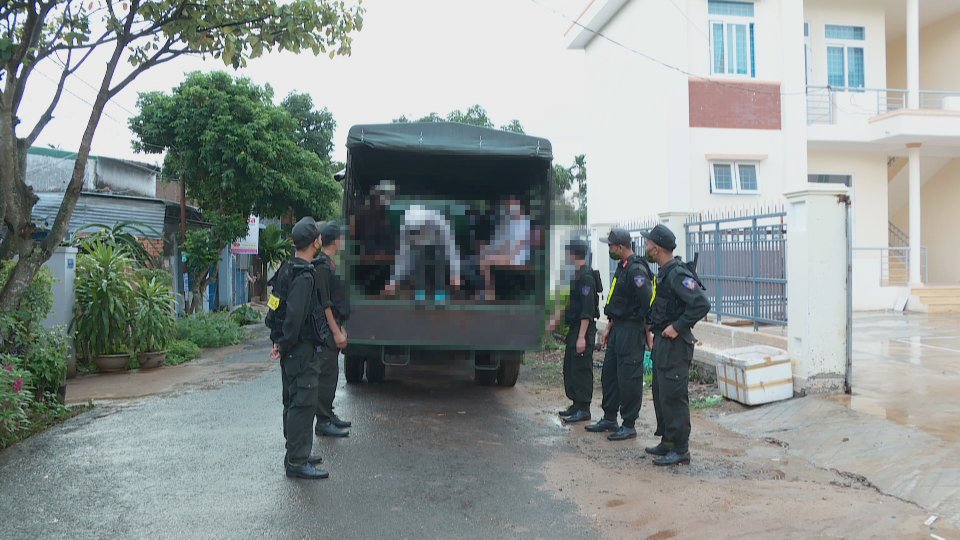 Nhóm nữ sinh đánh nhau tơi bời ngoài đời vì mâu thuẫn trên Facebook - Ảnh 2. Nhóm nữ sinh đánh nhau tơi bời ngoài đời vì mâu thuẫn trên Facebook - Ảnh 2.