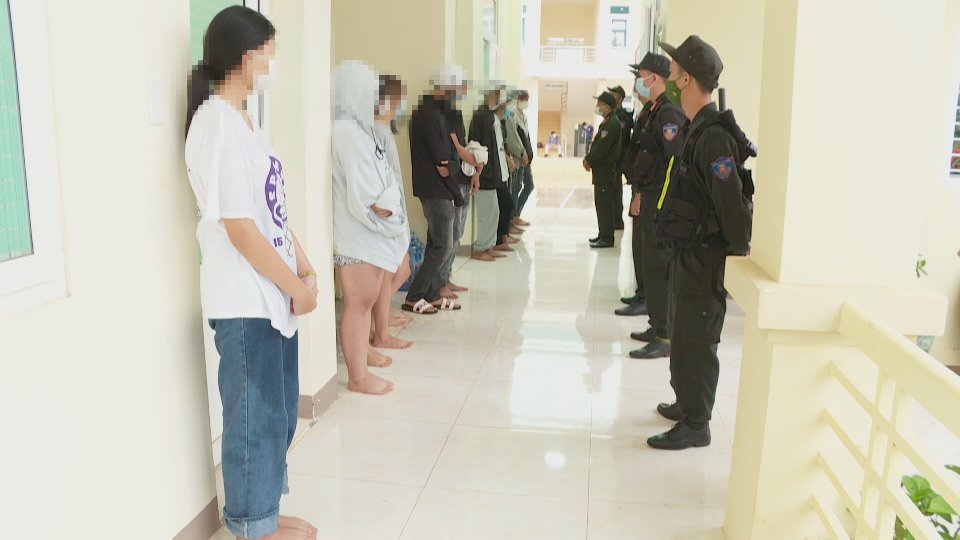 Nhóm nữ sinh đánh nhau tơi bời ngoài đời vì mâu thuẫn trên Facebook - Ảnh 1. Nhóm nữ sinh đánh nhau tơi bời ngoài đời vì mâu thuẫn trên Facebook - Ảnh 1.