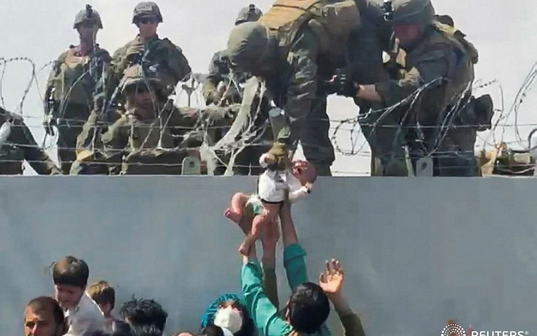 Bức ảnh &quot;em bé khóc ngằn ngặt qua hàng rào thép gai&quot; ở Afghanistan gây chấn động