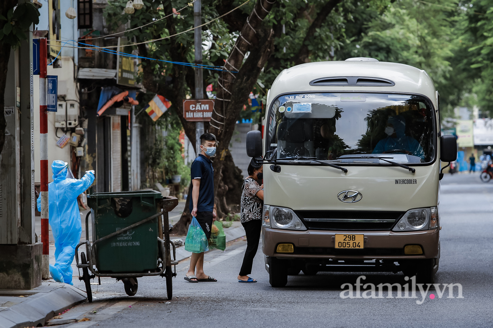 Hà Nội: Phường Văn Miếu thiết lập vùng cách ly y tế &quot;nội bất xuất, ngoại bất nhập&quot;, sau khi ghi nhận 23 ca dương tính SARS-CoV-2 trong một ngày - Ảnh 5.