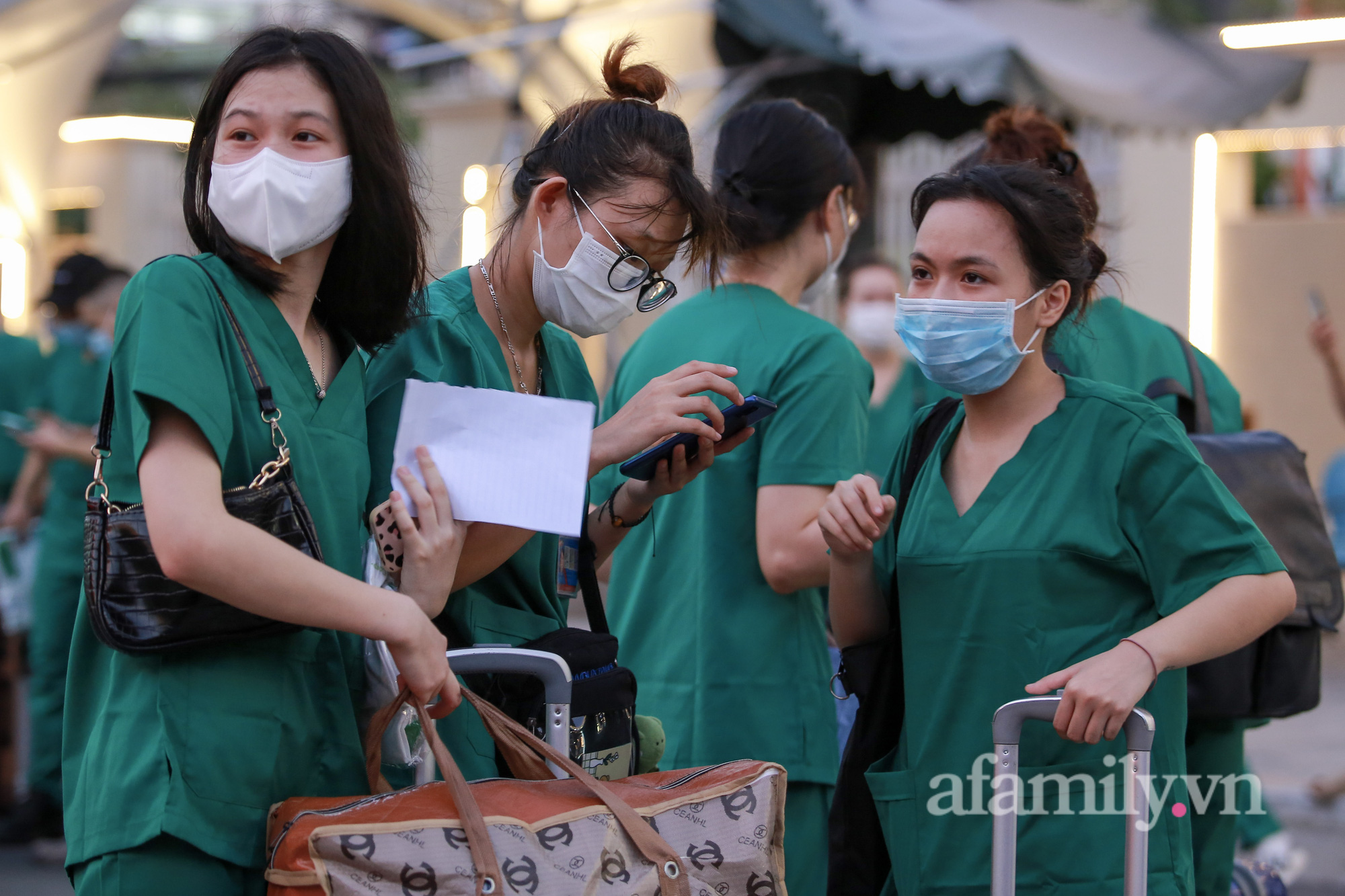 Hà Nội: 250 giảng viên, sinh viên trường cao đẳng y tế Bạch Mai tiếp tục lên đường chi viện cho TP. HCM - Ảnh 2.