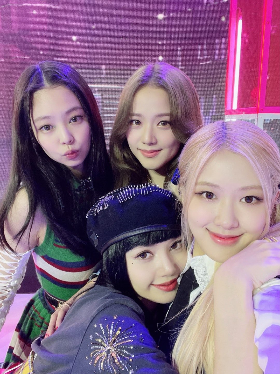 BLACKPINK và Twice là hai nhóm nhạc nổi tiếng nhất của Hàn Quốc. Với nhan sắc đẹp đến ngỡ ngàng và phong cách trẻ trung, cả hai nhóm đều có những cái riêng biệt đáng chú ý. Hãy xem hình ảnh so sánh visual của BLACKPINK và Twice để thấy được sự so sánh giữa hai nhóm nhạc này.