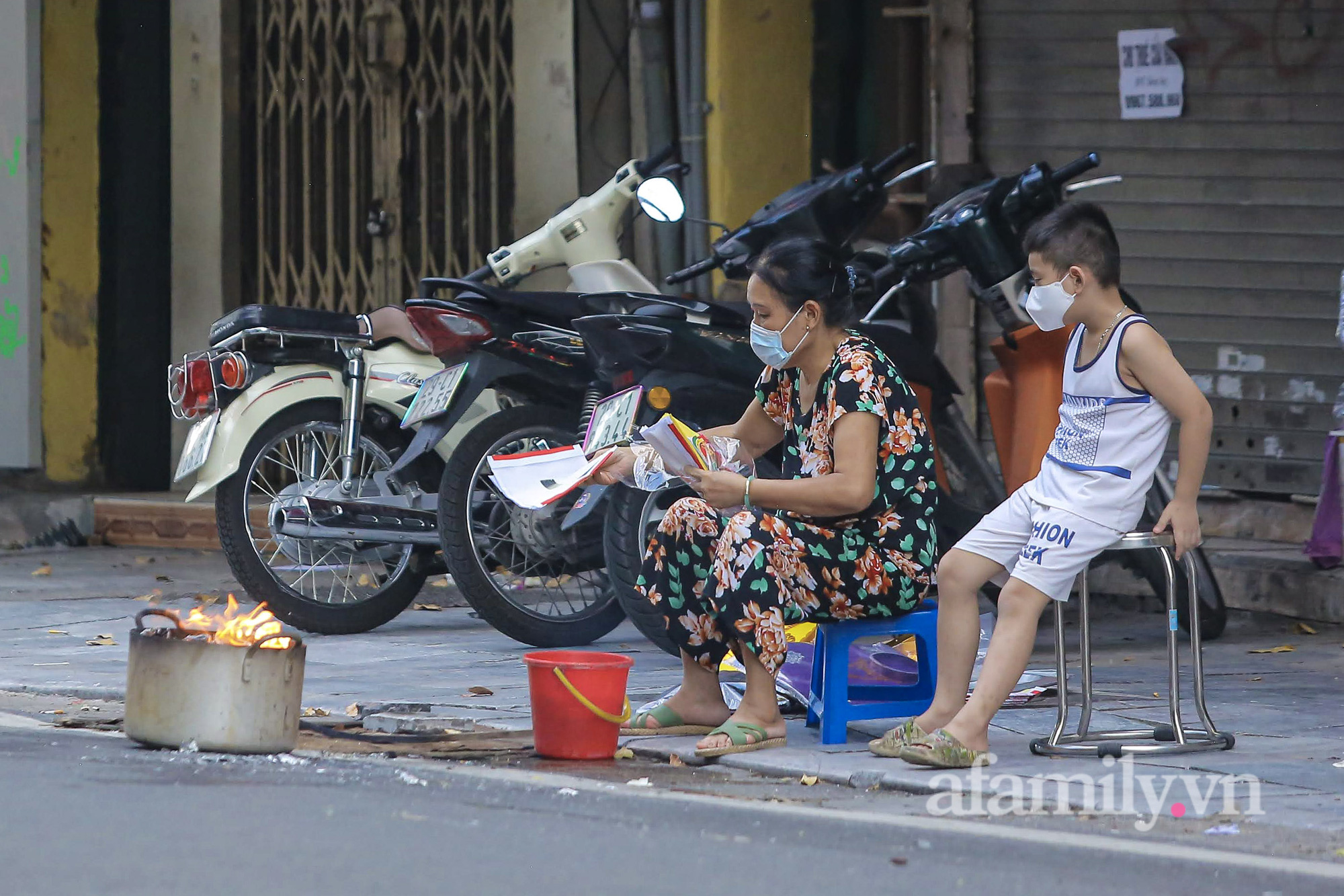 Đường phố Thủ đô &quot;đỏ lửa&quot; cúng Rằm tháng Bảy - Ảnh 9.