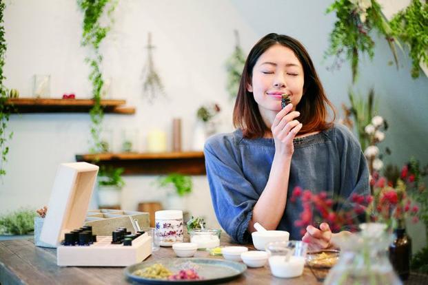 Sử dụng liệu ph&aacute;p hương thơm để l&agrave;m dịu t&acirc;m trạng.