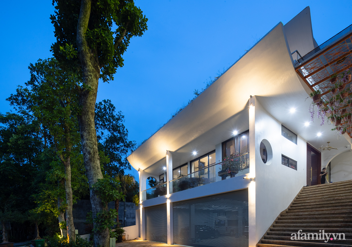 Ngôi nhà quanh năm mát mẻ nhờ thiết kế mái cong lưu thông gió tự nhiên ở Sơn La - Ảnh 2.
