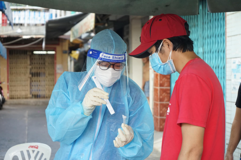 Người dân TP Hồ Chí Minh được hướng dẫn tự lấy mẫu xét nghiệm COVID-19 tại nhà - Ảnh 2.