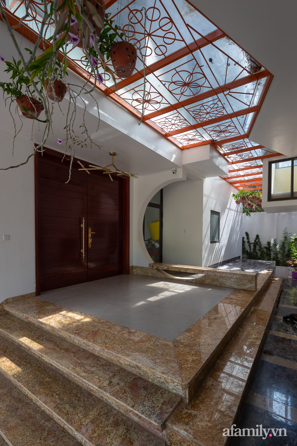 Ngôi nhà quanh năm mát mẻ nhờ thiết kế mái cong lưu thông gió tự nhiên ở Sơn La - Ảnh 4.