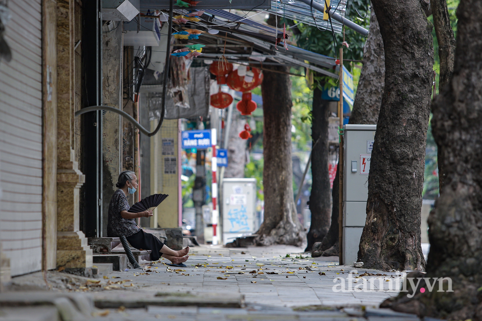 Hà Nội: Cảnh đìu hiu khó tin trên phố Hàng Mã ngày Rằm tháng 7 - Ảnh 4.