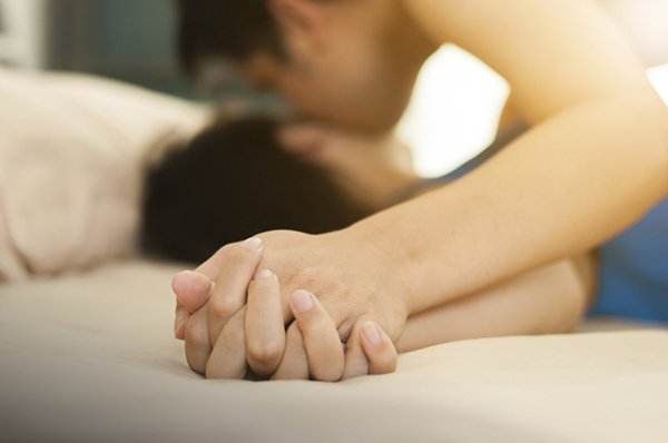Thấy chồng bước vào phòng ngủ với vật lạ trên tay, cô vợ hét lên trách móc nhưng không hề biết đây là bảo bối "cuộc yêu" cực đỉnh - Ảnh 1. Thấy chồng bước vào phòng ngủ với vật lạ trên tay, cô vợ hét lên trách móc nhưng không hề biết đây là bảo bối "cuộc yêu" cực đỉnh - Ảnh 1.