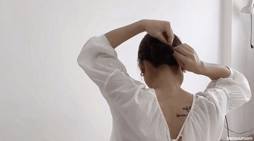 Bắt bài chiêu buộc tóc của Song Hye Kyo: Hóa ra phải làm thêm thao tác này thì mới sang chảnh, chuẩn sành điệu - Ảnh 6. Bắt bài chiêu buộc tóc của Song Hye Kyo: Hóa ra phải làm thêm thao tác này thì mới sang chảnh, chuẩn sành điệu - Ảnh 6.