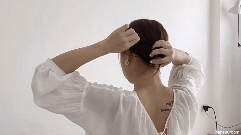 Bắt bài chiêu buộc tóc của Song Hye Kyo: Hóa ra phải làm thêm thao tác này thì mới sang chảnh, chuẩn sành điệu - Ảnh 7.