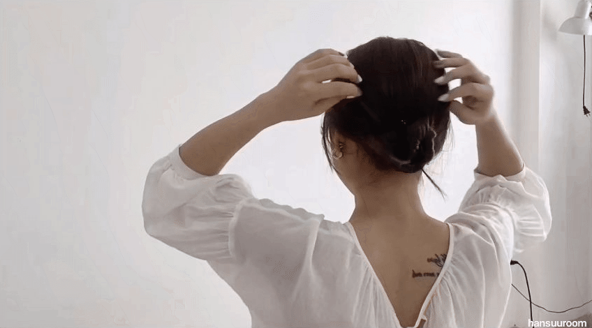 Bắt bài chiêu buộc tóc của Song Hye Kyo: Hóa ra phải làm thêm thao tác này thì mới sang chảnh, chuẩn sành điệu - Ảnh 8. Bắt bài chiêu buộc tóc của Song Hye Kyo: Hóa ra phải làm thêm thao tác này thì mới sang chảnh, chuẩn sành điệu - Ảnh 8.