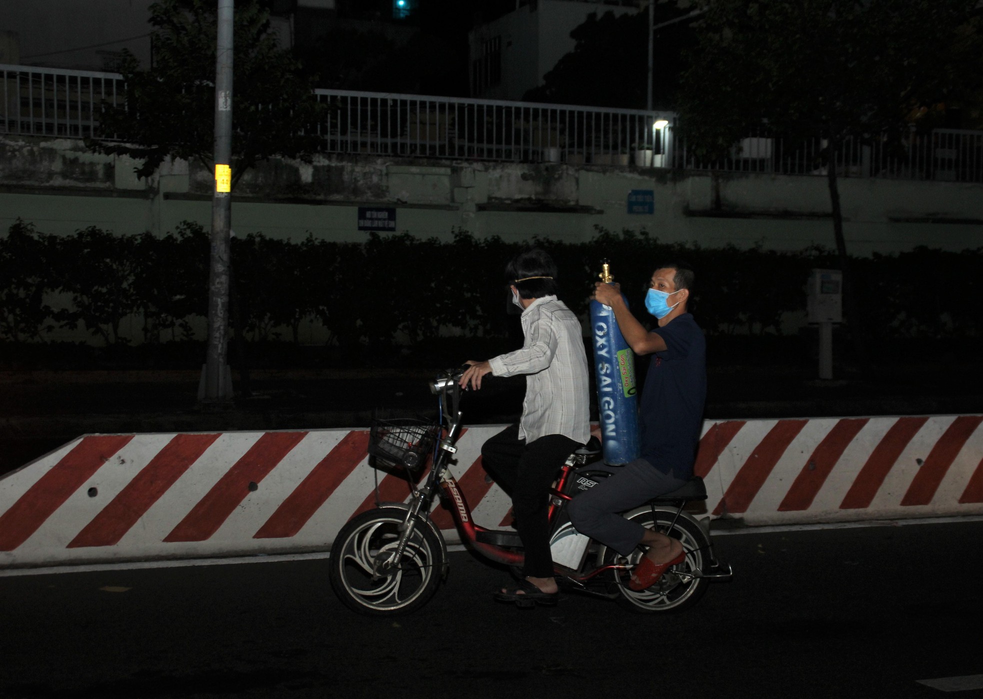 'Biệt đội oxy' không quản ngày đêm tiếp thêm sự sống cho nhiều bệnh nhân COVID-19 - Ảnh 12.