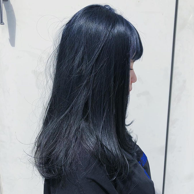 Những người yêu thích sự độc đáo và nổi bật sẽ không thể bỏ qua hình ảnh về nhuộm tóc màu xanh đen không tẩy này. Lấy cảm hứng từ đó để thay đổi cho kiểu tóc của bạn một cách hoàn hảo và chuyển hóa phong cách của mình thành một sự khác biệt đáng chú ý.