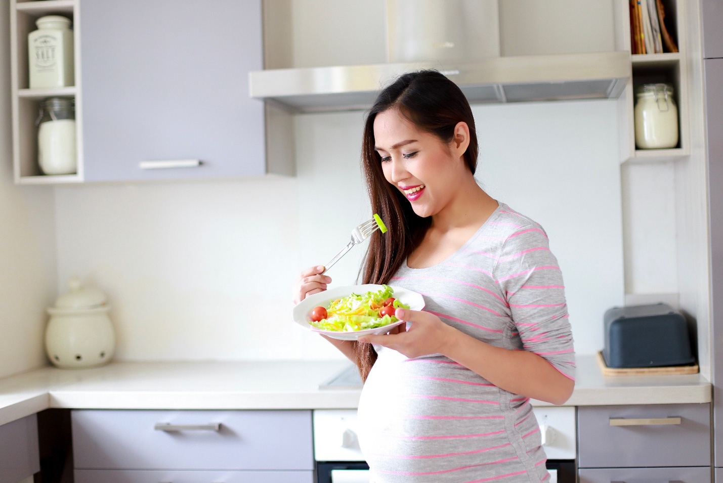 Mang thai và chăm con mùa giãn cách: Bác sĩ chia sẻ cách để an toàn suốt thai kỳ - Ảnh 2.