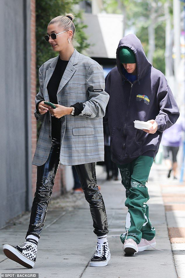 Style của vợ chồng nhà Justin Bieber lắm lúc trông như &quot;hai mẹ con&quot; đang dạo phố cùng nhau vậy! - Ảnh 6.